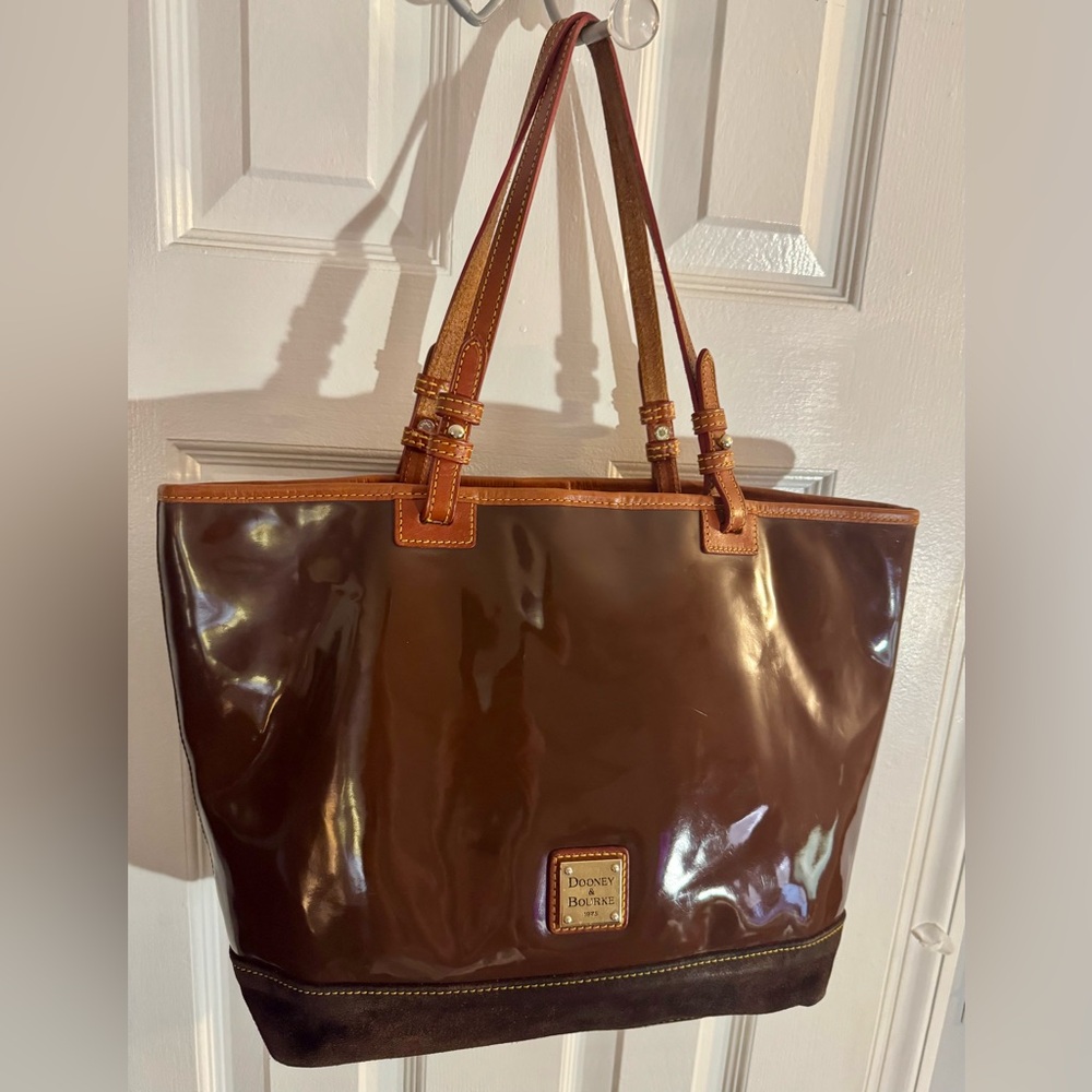 Dooney & Bourke Brown Patent Leather Venus Lee Tote Suede Bottom Red Interior - Picture 3 of 16